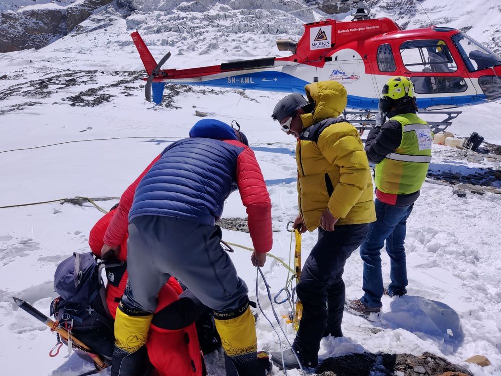 हिमालमा हेलिकप्टरले बचाउँदै पर्यटकको ज्यान       